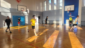 w trakcie gry na boisku sali gimnastycznej