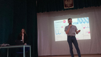 przedstawiciel Rockwell Automation prezentuje firmę