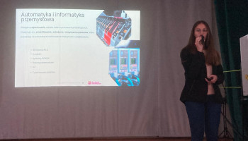 przedstawicielka firmy podczas prezentacji w auli