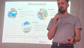 przedstawiciel firmy omawia ofertę praktyk zawodowych