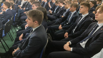 inna grupa uczniów podczas spotkania w auli