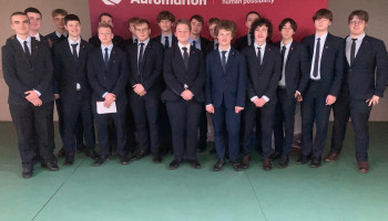 uczniowie klasy 2B na tle baneru firmy Rockwell Automation