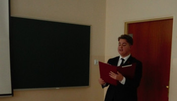 uczeń prezentujący temat sesji