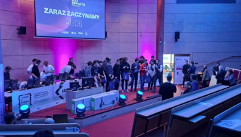  aula w UE – przed rozpoczęciem gier, uczestnicy na scenie