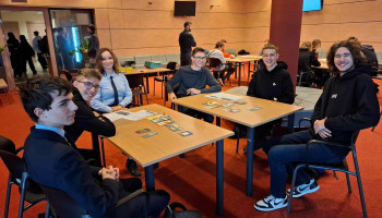 dwa zespoły Śl.TZN przy stolikach, uśmiechy na twarzach, optymizm przed grą