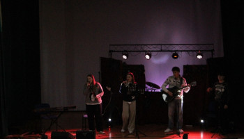 występ innego zespołu: duet wokalny dziewcząt, z prawej gitarzysta