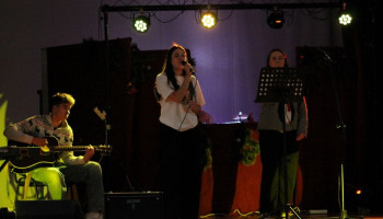 wokalistki z klasy V, gitarzysta po lewej