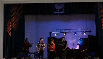 zespół „Bez krawatów” w trakcie występu (wokaliści i gitarzyści)