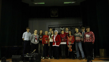 na scenie – zdjęcie grupowe: organizatorki targów z uczniami-artystami występującymi podczas targów