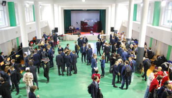 uczniowie na targach w auli – ujęcie perspektywiczne 