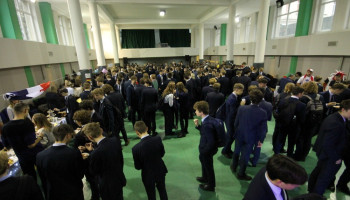 uczniowie tłumnie odwiedzający targi