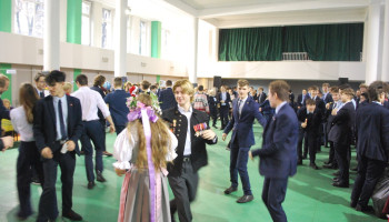 podczas tańczenia belgijki, zbliżenie pary w regionalnych strojach śląskich