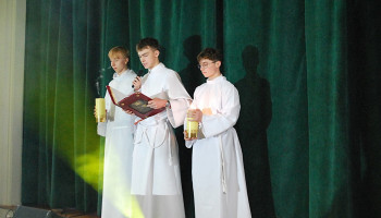 odczytanie ewangelii o narodzinach Chrystusa – 3 chłopcy w białych albach: po bokach ze świecami, środkowy odczytuje fragment