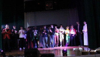 po spektaklu – na scenie występujący, brawa