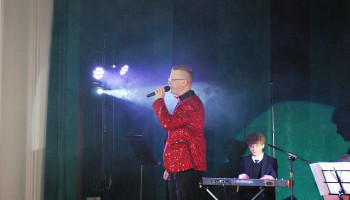 solo księdza, z prawej akompaniator na kibordzie