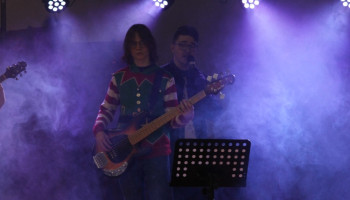 gitarzysta i solista w trakcie występu