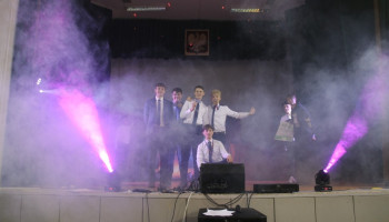 scena: grupa artystów i realizatorów jasełek z klasy 2G