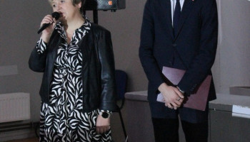 pani Dyrektor składa życzenia społeczności szkolnej, z prawej stoi przewodniczący SU