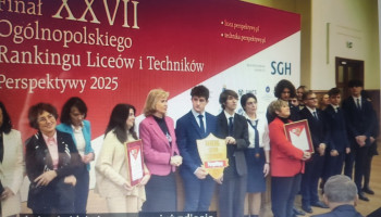 – po wręczeniu dyplomu, z prawej strony Pani Dyrektor z delegacją uczniów (zdjęcie z ekranu komputera w czasie transmisji)