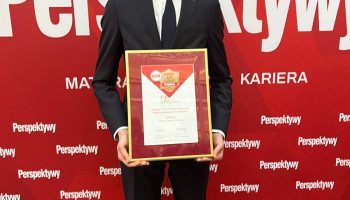 przewodniczący SU prezentuje otrzymany przez szkołę dyplom