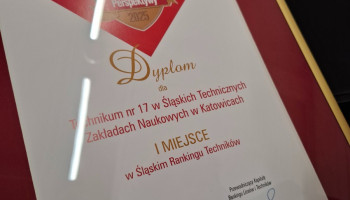 zdjęcie dyplomu – zbliżenie 