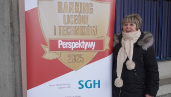 Pani Dyrektor obok baneru gali Perspektywy 2025