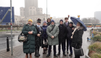 cała delegacja Śl.TZN na tle Pałacu Kultury i Nauki w Warszawie