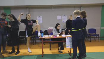 w auli przy stoliku – zapisy do licytacji „Szansa na szczęście”